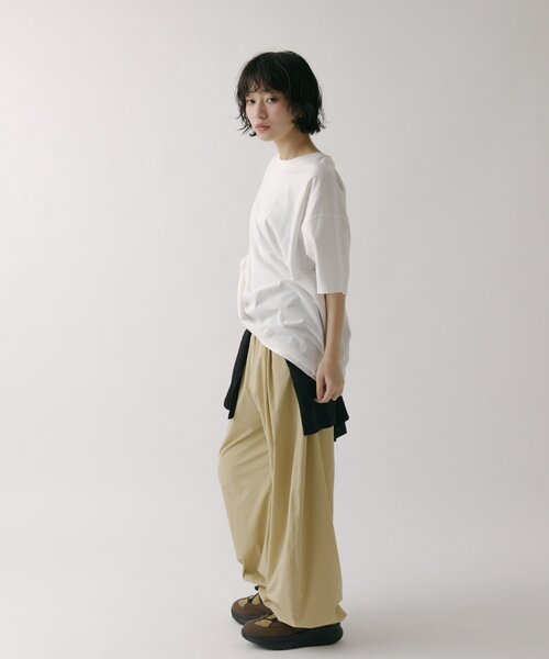 COLONY 2139（コロニートゥーワンスリーナイン）の「【MOTION】汗じみ防止刺繍ボーイフレンドTシャツ（Tシャツ/カットソー・レディース・ホワイト/ブラック・FREE）」の6枚目の写真