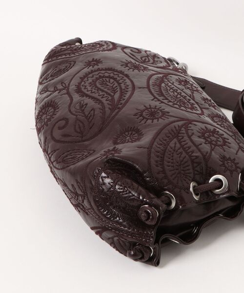 Desigual(デシグアル)の「paisley embossed medium bag / ペイズリーエンボスミディアムバッグ(ショルダーバッグ・レディース・レッド・FREE)」の5枚目の写真