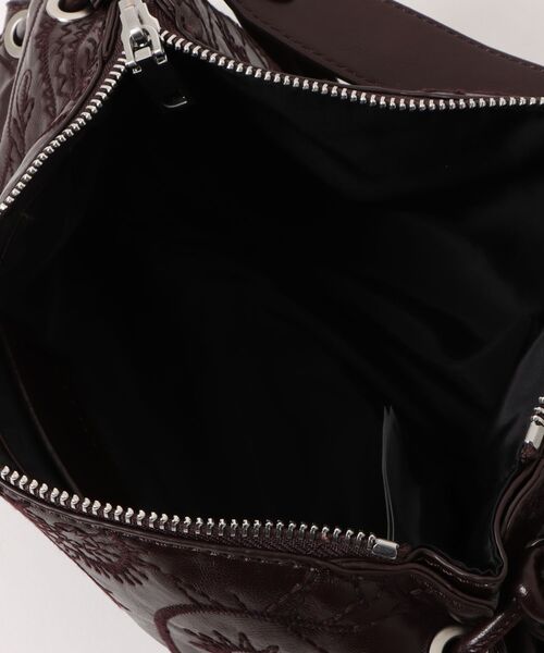 Desigual(デシグアル)の「paisley embossed medium bag / ペイズリーエンボスミディアムバッグ(ショルダーバッグ・レディース・レッド・FREE)」の6枚目の写真