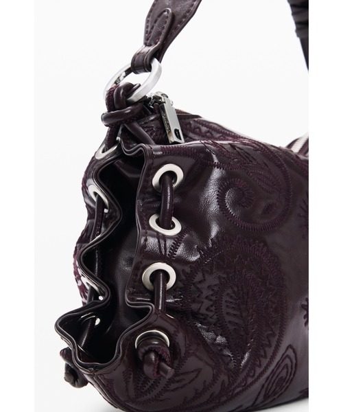 Desigual(デシグアル)の「paisley embossed medium bag / ペイズリーエンボスミディアムバッグ(ショルダーバッグ・レディース・レッド・FREE)」の3枚目の写真
