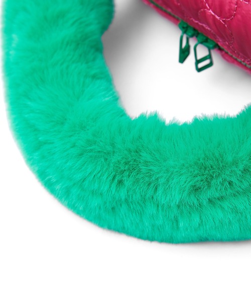 MILKFED.(ミルクフェド)の「CHERRY QUILTED FUR HANDLE BAG(ハンドバッグ・レディース・ピンク/ベージュ/ブラック・ONE SIZE)」の4枚目の写真