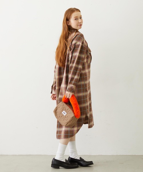 MILKFED.(ミルクフェド)の「CHERRY QUILTED FUR HANDLE BAG(ハンドバッグ・レディース・ピンク/ベージュ/ブラック・ONE SIZE)」の21枚目の写真