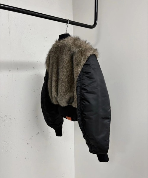 CONZ(コンズ)の「NYLON BOMBER JACKET WITH BACK FUR(ミリタリージャケット・レディース・カーキ/ブラック・S/M)」の4枚目の写真