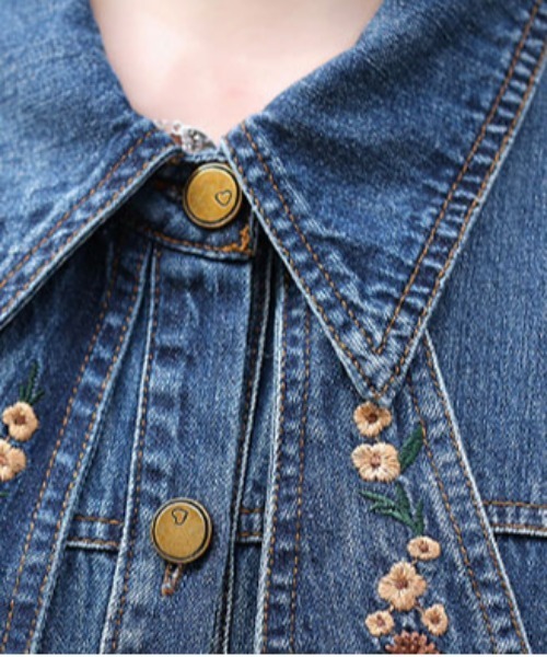 &soiree(アンドソワレ)の「花刺繍スカーフ風ミドル丈デニムワンピース(ワンピース・レディース・ブルー・SMALL/MEDIUM/LARGE/X-LARGE)」の4枚目の写真
