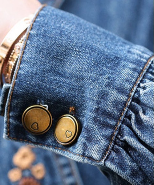 &soiree(アンドソワレ)の「花刺繍スカーフ風ミドル丈デニムワンピース(ワンピース・レディース・ブルー・SMALL/MEDIUM/LARGE/X-LARGE)」の5枚目の写真