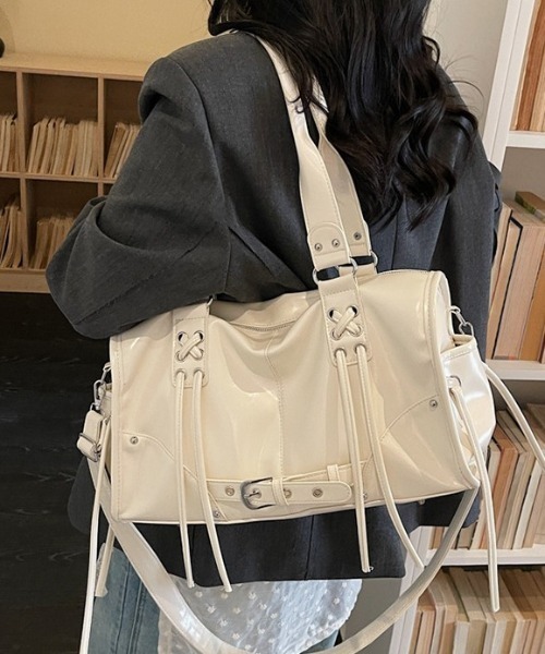 Alum'(アルム)の「【韓国風/Y2K】ドローストリングボストンバッグレースアップ2WAYショルダーバッグ(ボストンバッグ・レディース・ブラック/ホワイト/ピンク/パープル/ブルー・FREE)」の12枚目の写真