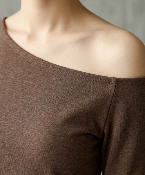 Forcement(フォースメント)の「抜け感のあるネックラインが魅力の、すっきりトップス(Tシャツ/カットソー・レディース・ブラウン/ブラック/ホワイト/グレー・FREE)」の9枚目の写真