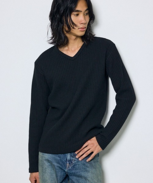 AZUL by moussy(アズールバイマウジー)の「ヘビーワッフルVネックトップス 秋服 冬服 春服 長袖 ロンT 無地(Tシャツ/カットソー・メンズ・ホワイト/ブラック・MEDIUM/LARGE)」の2枚目の写真