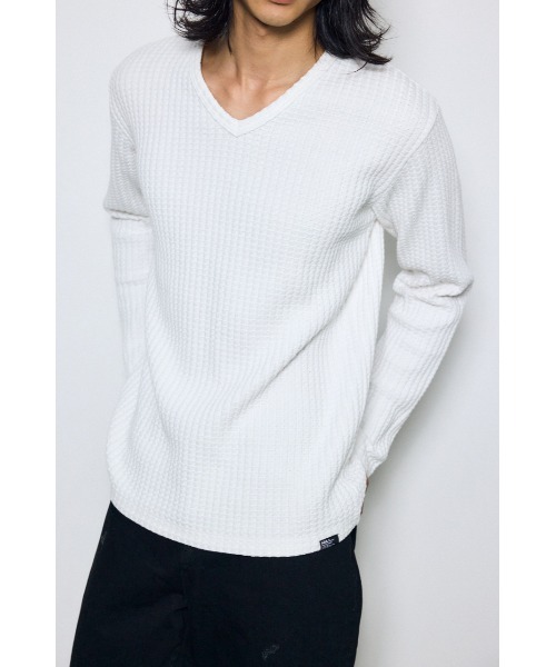AZUL by moussy(アズールバイマウジー)の「ヘビーワッフルVネックトップス 秋服 冬服 春服 長袖 ロンT 無地(Tシャツ/カットソー・メンズ・ホワイト/ブラック・MEDIUM/LARGE)」の6枚目の写真