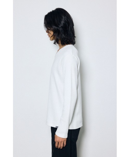 AZUL by moussy(アズールバイマウジー)の「ヘビーワッフルVネックトップス 秋服 冬服 春服 長袖 ロンT 無地(Tシャツ/カットソー・メンズ・ホワイト/ブラック・MEDIUM/LARGE)」の9枚目の写真