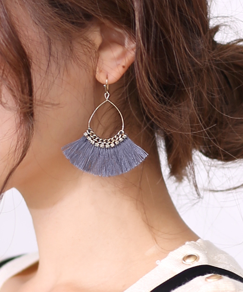 Bab Bou Jeloud（バブブージュルード）の「【大人気】カラーフリンジビジューピアス（ピアス（両耳用）・レディース・グレー/ネイビー/レッド/カーキ/ベージュ/オレンジ系その他・FREE）」の2枚目の写真