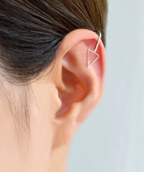 Fun & Daily（ファンアンドデイリー）の「F&D : トライアングルイヤリング（イヤリング・レディース・ゴールド/シルバー/ブラック・FREE）」の2枚目の写真