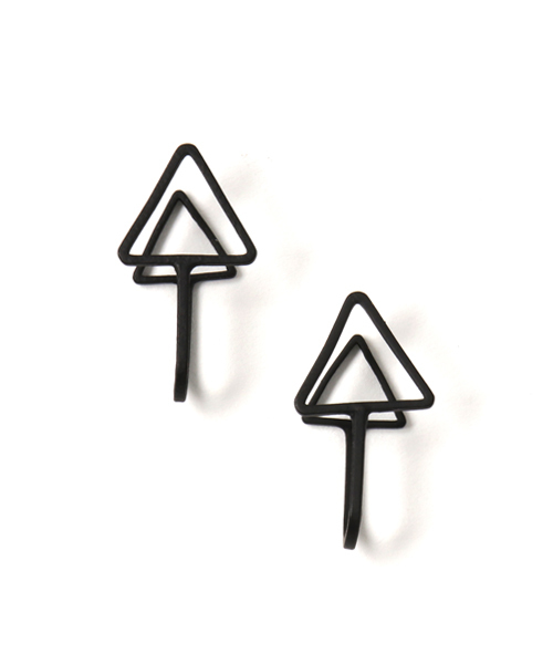 Fun & Daily（ファンアンドデイリー）の「F&D : トライアングルイヤリング（イヤリング・レディース・ゴールド/シルバー/ブラック・FREE）」の5枚目の写真
