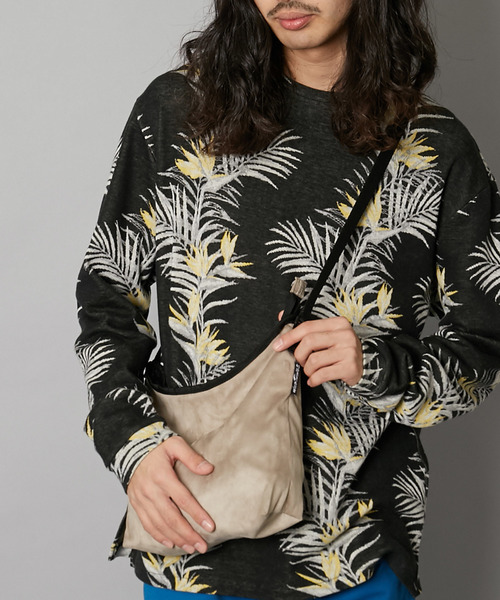 WILD THINGS（ワイルドシングス）の「WILD THINGS ワイルドシングス別注  フェイクスウェード サコッシュ バッグ（ショルダーバッグ・メンズ・ブラック/ベージュ/グレー・FREE）」の3枚目の写真