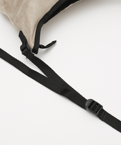 WILD THINGS（ワイルドシングス）の「WILD THINGS ワイルドシングス別注  フェイクスウェード サコッシュ バッグ（ショルダーバッグ・メンズ・ブラック/ベージュ/グレー・FREE）」の11枚目の写真