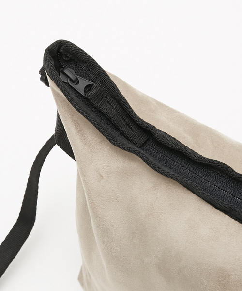 WILD THINGS（ワイルドシングス）の「WILD THINGS ワイルドシングス別注  フェイクスウェード サコッシュ バッグ（ショルダーバッグ・メンズ・ブラック/ベージュ/グレー・FREE）」の10枚目の写真