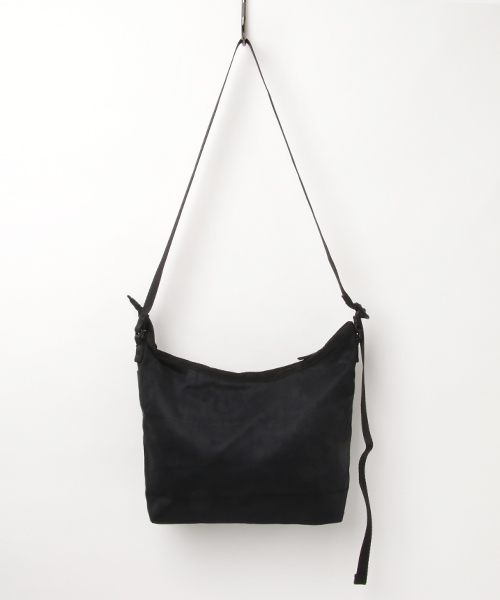 WILD THINGS（ワイルドシングス）の「WILD THINGS ワイルドシングス別注  フェイクスウェード サコッシュ バッグ（ショルダーバッグ・メンズ・ブラック/ベージュ/グレー・FREE）」の6枚目の写真