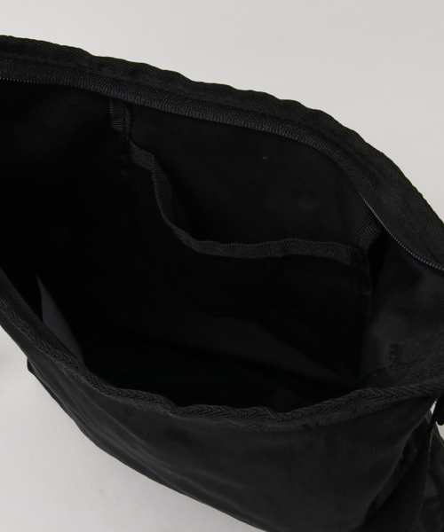 WILD THINGS（ワイルドシングス）の「WILD THINGS ワイルドシングス別注  フェイクスウェード サコッシュ バッグ（ショルダーバッグ・メンズ・ブラック/ベージュ/グレー・FREE）」の4枚目の写真