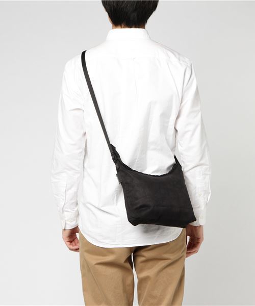 WILD THINGS（ワイルドシングス）の「WILD THINGS ワイルドシングス別注  フェイクスウェード サコッシュ バッグ（ショルダーバッグ・メンズ・ブラック/ベージュ/グレー・FREE）」の8枚目の写真