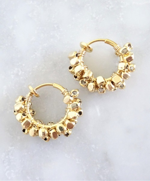TONE SELECT GOODS(トーンセレクトグッズ)の「【marinaJEWELRY】14kgf/GOLD square metal wrapped hoop earring(イヤリング・レディース・ゴールド・M)」の1枚目の写真