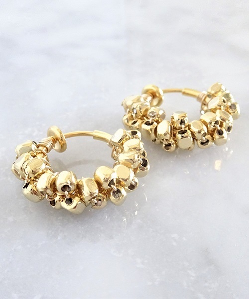 TONE SELECT GOODS(トーンセレクトグッズ)の「【marinaJEWELRY】14kgf/GOLD square metal wrapped hoop earring(イヤリング・レディース・ゴールド・M)」の3枚目の写真