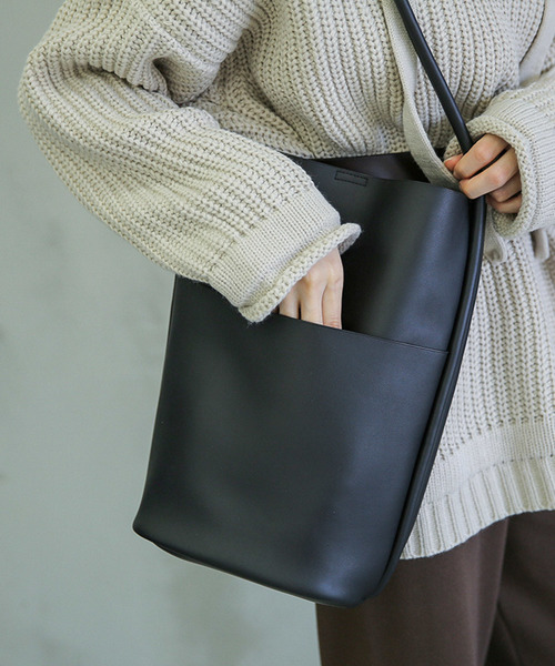 select MOCA（セレクトモカ）の「フェイクレザーバケットバッグ(フェイクソフトレザービッグポケットショルダーバック)（ショルダーバッグ・レディース・ブラック/ベージュ/カーキ・FREE）」の4枚目の写真