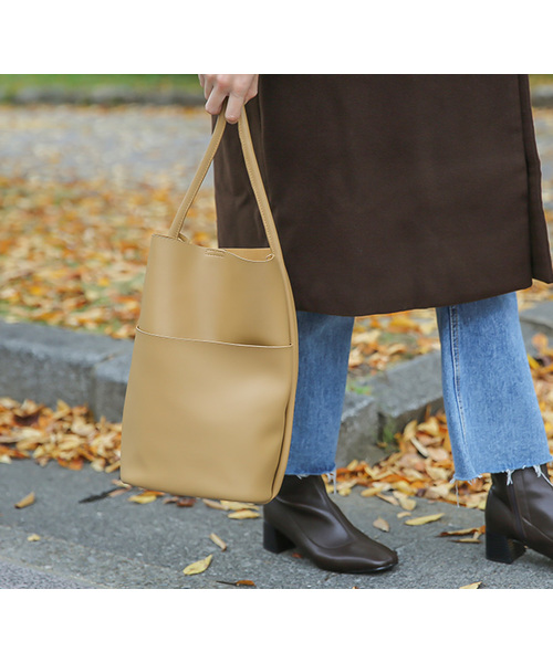 select MOCA（セレクトモカ）の「フェイクレザーバケットバッグ(フェイクソフトレザービッグポケットショルダーバック)（ショルダーバッグ・レディース・ブラック/ベージュ/カーキ・FREE）」の5枚目の写真