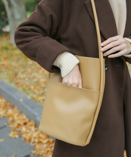 select MOCA（セレクトモカ）の「フェイクレザーバケットバッグ(フェイクソフトレザービッグポケットショルダーバック)（ショルダーバッグ・レディース・ブラック/ベージュ/カーキ・FREE）」の8枚目の写真