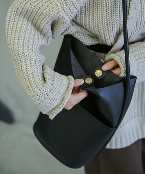 select MOCA（セレクトモカ）の「フェイクレザーバケットバッグ(フェイクソフトレザービッグポケットショルダーバック)（ショルダーバッグ・レディース・ブラック/ベージュ/カーキ・FREE）」の10枚目の写真