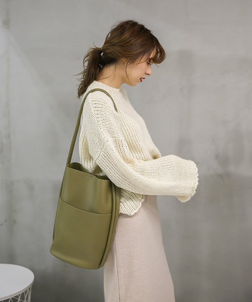 select MOCA（セレクトモカ）の「フェイクレザーバケットバッグ(フェイクソフトレザービッグポケットショルダーバック)（ショルダーバッグ・レディース・ブラック/ベージュ/カーキ・FREE）」の11枚目の写真