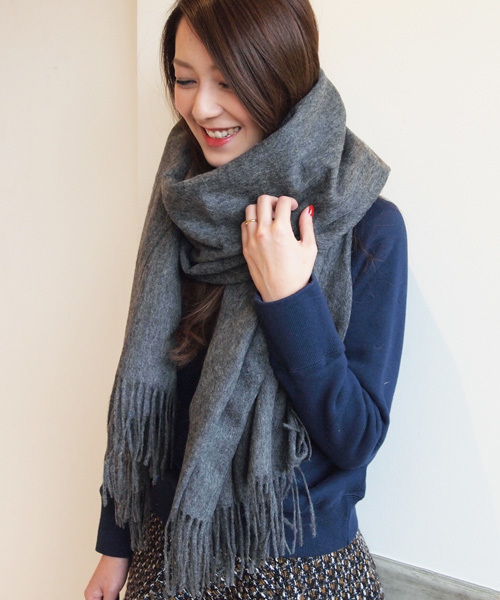 BEAUTY&YOUTH UNITED ARROWS（ビューティーアンドユースユナイテッドアローズ）の「BYSF ソリッドカラーストール 70×180 ◆（ストール/ショール・レディース・ブラック/ブラウン/ピンク/グレー/ダークグレー/オリーブ/ネイビー・フリー）」の4枚目の写真