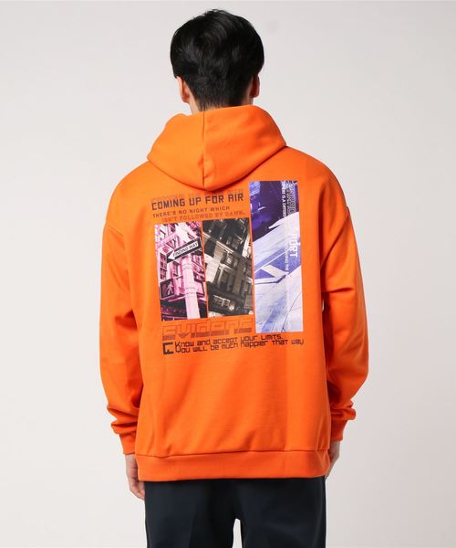 WEGO(ウィゴー)の「WEGO/シティフォトプルパーカ(パーカー・メンズ・ブラック/オレンジ・MEDIUM/LARGE)」の4枚目の写真