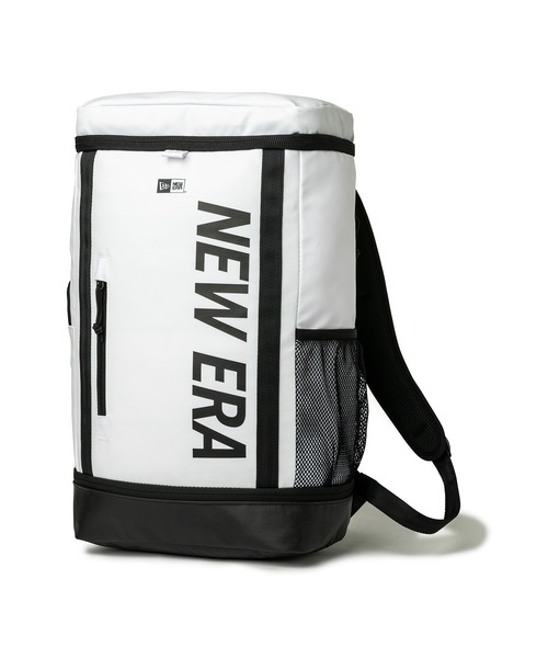 NEW ERA（ニューエラ）の「ニューエラ リュック 32L ボックスパック PRINT LOGO TARPAULIN NEW ERA（バックパック/リュック・メンズ・ブラック/ネイビー/ブラック系その他2/ホワイト/ブラック系その他/ブラック系その他3/ネイビー系/ブラック系その他4/ブラック系その他5/ブラック系その他6・FREE）」の2枚目の写真