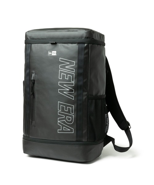 NEW ERA（ニューエラ）の「ニューエラ リュック 32L ボックスパック PRINT LOGO TARPAULIN NEW ERA（バックパック/リュック・メンズ・ブラック/ネイビー/ブラック系その他2/ホワイト/ブラック系その他/ブラック系その他3/ネイビー系/ブラック系その他4/ブラック系その他5/ブラック系その他6・FREE）」の4枚目の写真