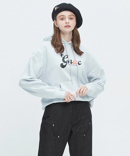 ROMANTIC CROWN（ロマンティッククラウン）の「『ROMANTIC CROWN』GNAC ROLLING LOGO HOODIE/GNAC ローリングロゴフーディー/プルオーバーパーカー（パーカー・レディース・ブラック/ライトブルー/アイボリー・M）」の2枚目の写真