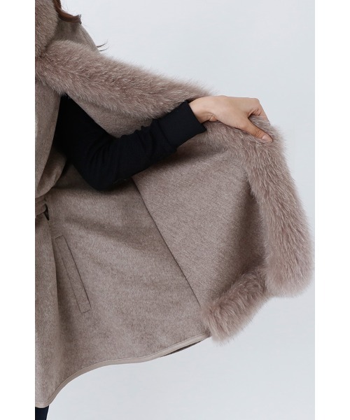ElegChic(エレグシック)の「フォックスファーケープコート / 秋冬 結婚式対応 コート 冬(ポンチョ・レディース・ネイビー/サンドベージュ・M)」の20枚目の写真