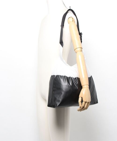 Bshop(ビショップ)の「【MEYAME】ブライトロールアップバッグ WOMEN(ハンドバッグ・レディース・オレンジ系その他/ホワイト系その他・FREE)」の3枚目の写真