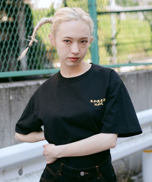 X-girl（エックスガール）の「CHINESE FACE S/S TEE（Tシャツ