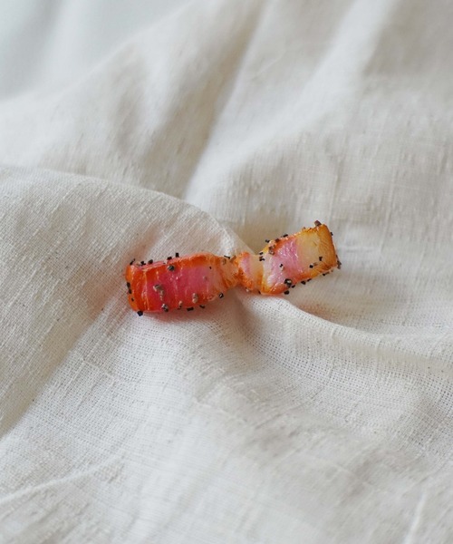 Port（ポート）の「【 ii-Fake / イーフェイク 】 (Fake Food Accessories) ベーコンとブラックペッパーのタイピン（ネクタイピン・メンズ・ピンク・FREE）」の2枚目の写真