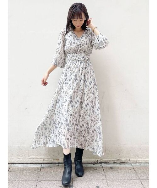 リ*ン様 dandelionワンピース dazzlin（ダズリン）の「CHAMELEON FLOWER Vネックワンピース