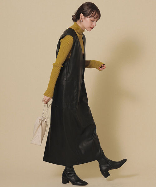 Ray BEAMS（レイビームス）の「Ray BEAMS / フェイクレザー Vネック ノースリーブ ワンピース（ワンピース・レディース・ダークブラウン/ブラック・1/0）」の19枚目の写真