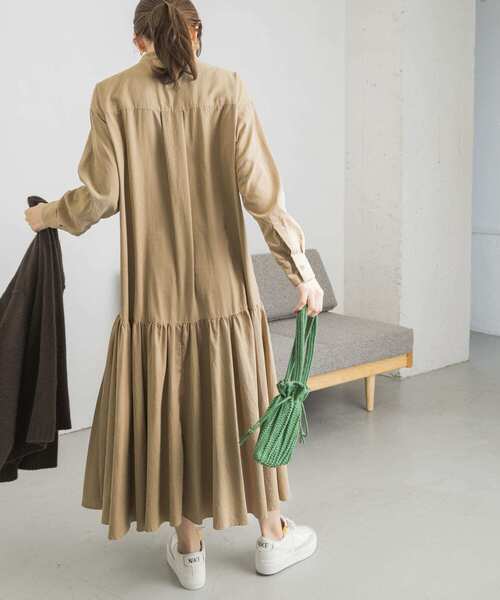 URBAN RESEARCH（アーバンリサーチ）の「シャツティアードワンピース（ワンピース・レディース・ベージュ/チャコールグレー・FREE）」の19枚目の写真
