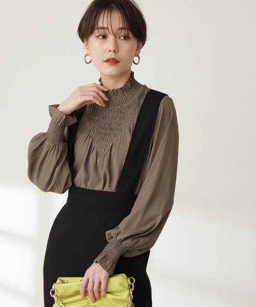 N.(N. Natural Beauty Basic)(エヌエヌナチュラルビューティーベーシック)の「◆シャーリングヨークハイネックブラウス(シャツ/ブラウス・レディース・モカ/ナチュラル/ライトグリーン・MEDIUM)」の2枚目の写真