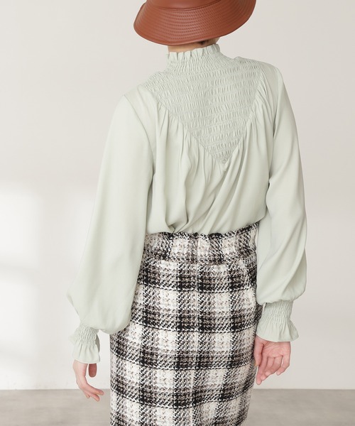 N.(N. Natural Beauty Basic)(エヌエヌナチュラルビューティーベーシック)の「◆シャーリングヨークハイネックブラウス(シャツ/ブラウス・レディース・モカ/ナチュラル/ライトグリーン・MEDIUM)」の6枚目の写真