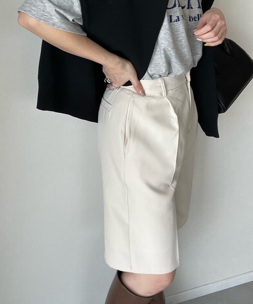 y/m by misato（イムバイミサト）の「エステルツイルハーフパンツ（その他パンツ・レディース・ブラック/オフホワイト/グレイッシュベージュ・FREE）」の2枚目の写真