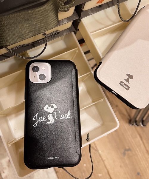 SNOOPY×OLD BETTY'S(スヌーピーカケルオールドベティーズ)の「SNG611 iPhone13mini/12mini ピーナッツllllfit Flip(スマホケース/カバー・レディース・ベージュ/ブラック・FREE)」の1枚目の写真