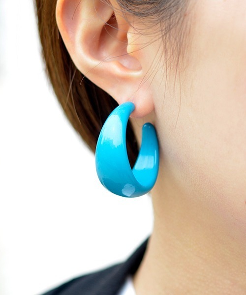 Fun & Daily（ファンアンドデイリー）の「F&D : カラーカールピアス（ピアス（両耳用）・レディース・ホワイト/ブラック/レッド/ターコイズブルー/オレンジ/グリーン・FREE）」の4枚目の写真