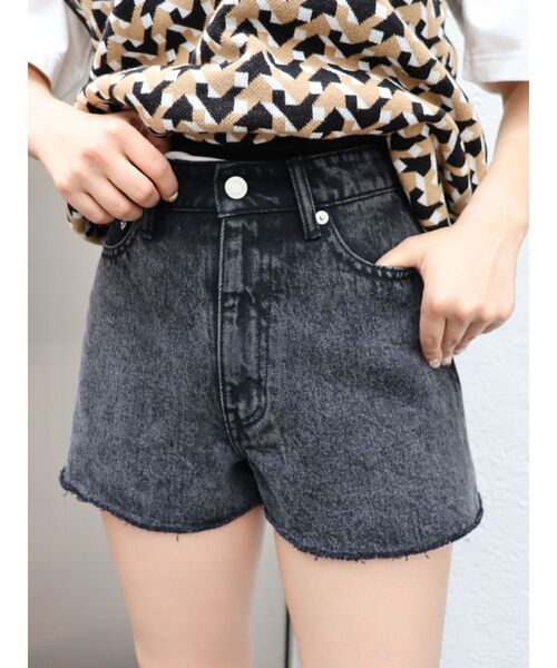 EVRIS（エヴリス）の「BASICデニムショートパンツ（デニムパンツ・レディース・ブラック/ライトブルー/ベージュ・SMALL/MEDIUM）」の2枚目の写真