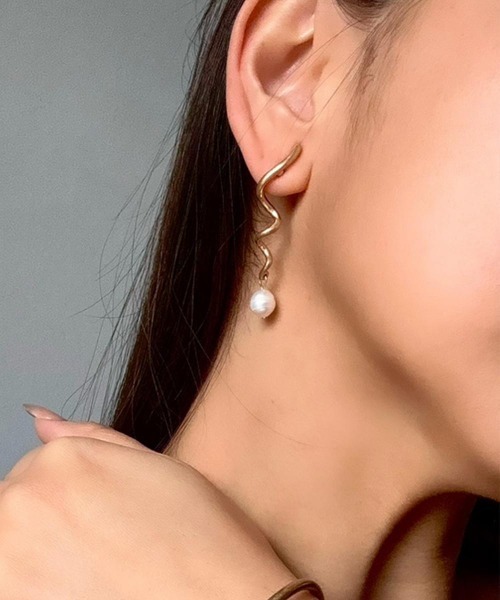 emouv by est(エモーヴバイエスト)の「emouv by est スプリングパールピアス(ピアス(両耳用)・レディース・ゴールド/シルバー・FREE)」の2枚目の写真