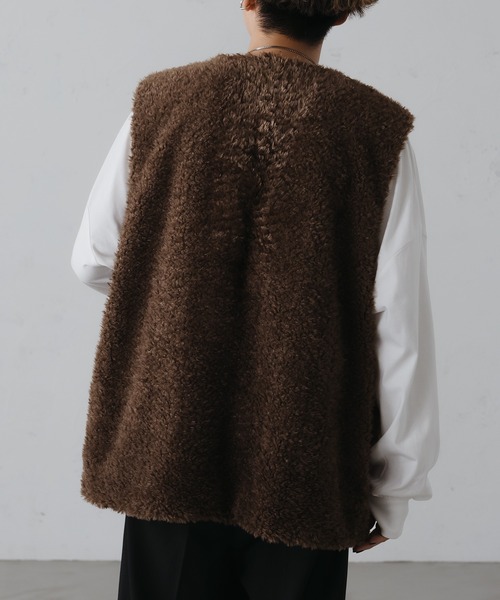 fupel（フぺル）の「ボリュームファーベスト(UNISEX)（ベスト・レディース・ブラウン/チャコールグレー/アイボリー・MEDIUM/LARGE）」の18枚目の写真